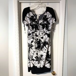 Short sleeve black and white floral print midi dress